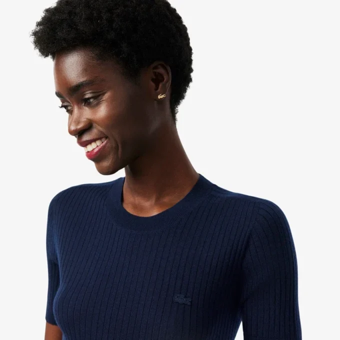 Damen-Pullover aus Merinowolle mit geripptem Strick und kurzen Ärmeln Damen-Pullover aus Merinowolle mit geripptem Strick und kurzen Ärmeln