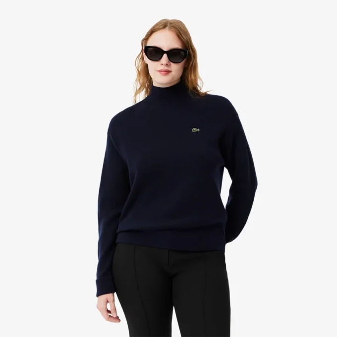 Damen-Pullover aus Wolle mit hohem Kragen und lockerer Passform Damen-Pullover aus Wolle mit hohem Kragen und lockerer Passform