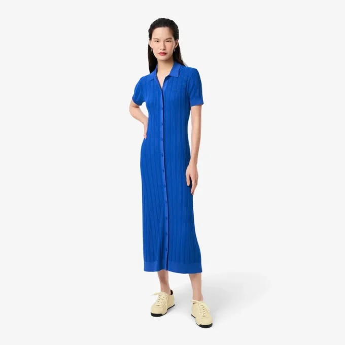 Damenkleid mit geripptem Strick und Poloshirt-Kragen Damenkleid mit geripptem Strick und Poloshirt-Kragen