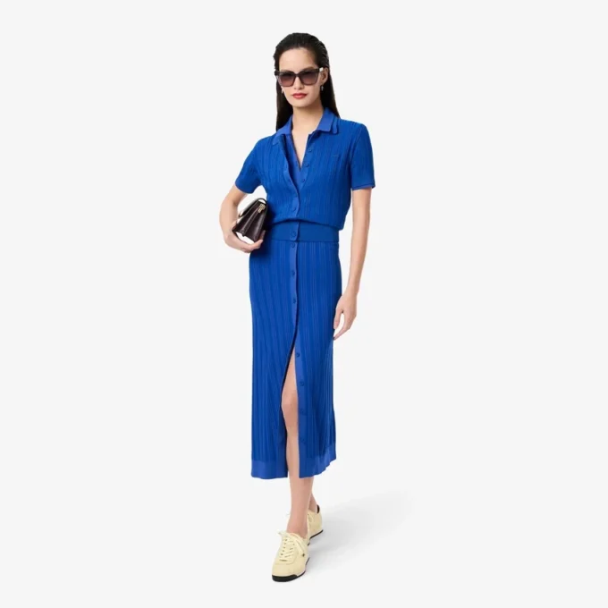 Damenkleid mit geripptem Strick und Poloshirt-Kragen Damenkleid mit geripptem Strick und Poloshirt-Kragen