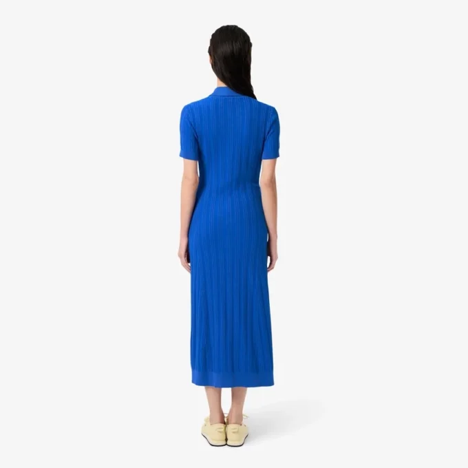 Damenkleid mit geripptem Strick und Poloshirt-Kragen Damenkleid mit geripptem Strick und Poloshirt-Kragen