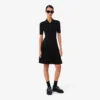 Damenkleid mit Plissee und Poloshirt-Kragen Damenkleid mit Plissee und Poloshirt-Kragen