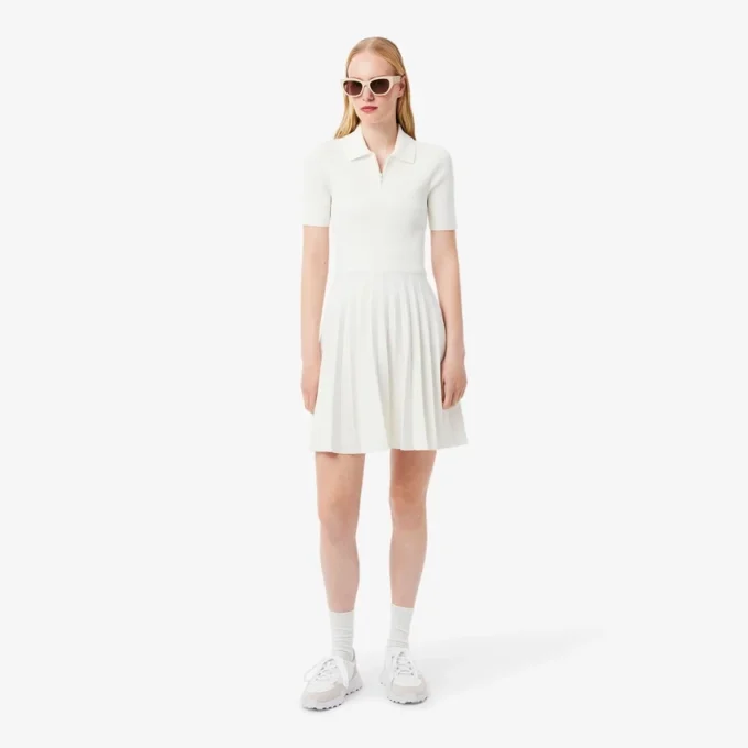 Damenkleid mit Plissee und Poloshirt-Kragen Damenkleid mit Plissee und Poloshirt-Kragen