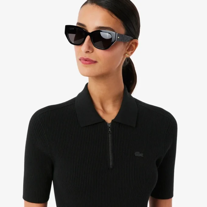 Damenkleid mit Plissee und Poloshirt-Kragen Damenkleid mit Plissee und Poloshirt-Kragen