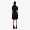 Damenkleid mit Plissee und Poloshirt-Kragen Damenkleid mit Plissee und Poloshirt-Kragen