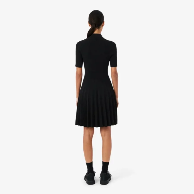 Damenkleid mit Plissee und Poloshirt-Kragen Damenkleid mit Plissee und Poloshirt-Kragen