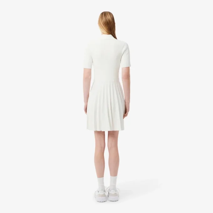 Damenkleid mit Plissee und Poloshirt-Kragen Damenkleid mit Plissee und Poloshirt-Kragen