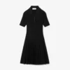 Damenkleid mit Plissee und Poloshirt-Kragen Damenkleid mit Plissee und Poloshirt-Kragen