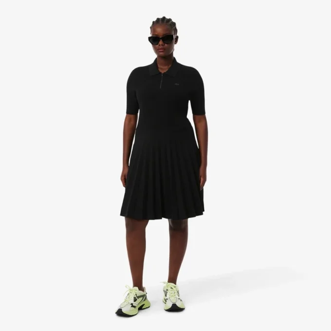 Damenkleid mit Plissee und Poloshirt-Kragen Damenkleid mit Plissee und Poloshirt-Kragen