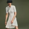 Damenkleid mit Plissee und Poloshirt-Kragen Damenkleid mit Plissee und Poloshirt-Kragen