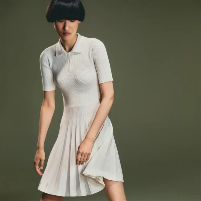 Damenkleid mit Plissee und Poloshirt-Kragen Damenkleid mit Plissee und Poloshirt-Kragen