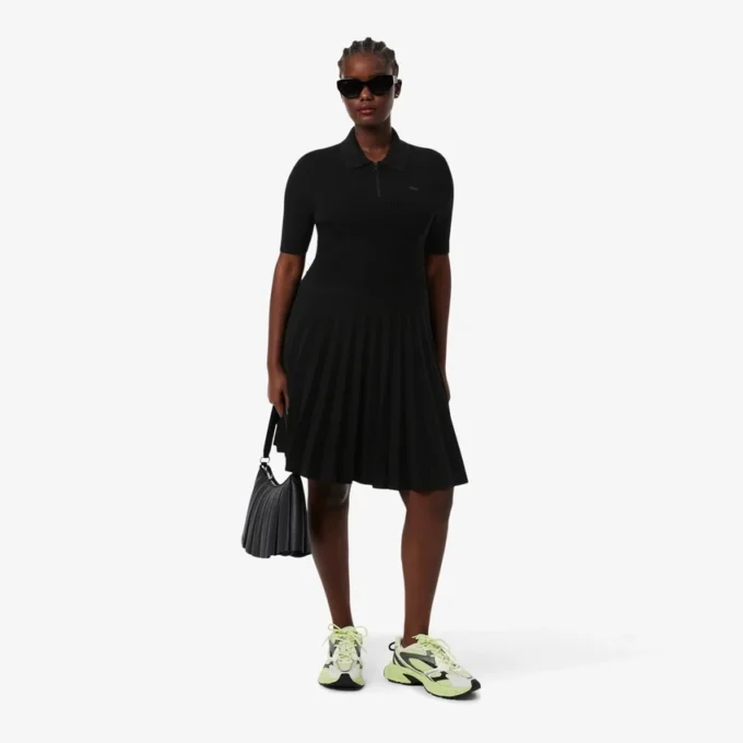 Damenkleid mit Plissee und Poloshirt-Kragen Damenkleid mit Plissee und Poloshirt-Kragen