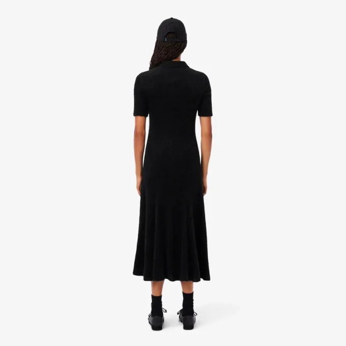 Damenkleid mit Polo-Kragen aus flauschigem Rippstrick Damenkleid mit Polo-Kragen aus flauschigem Rippstrick