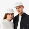 Gestreifte, bestickte Kappe aus Baumwolltwill Gestreifte, bestickte Kappe aus Baumwolltwill