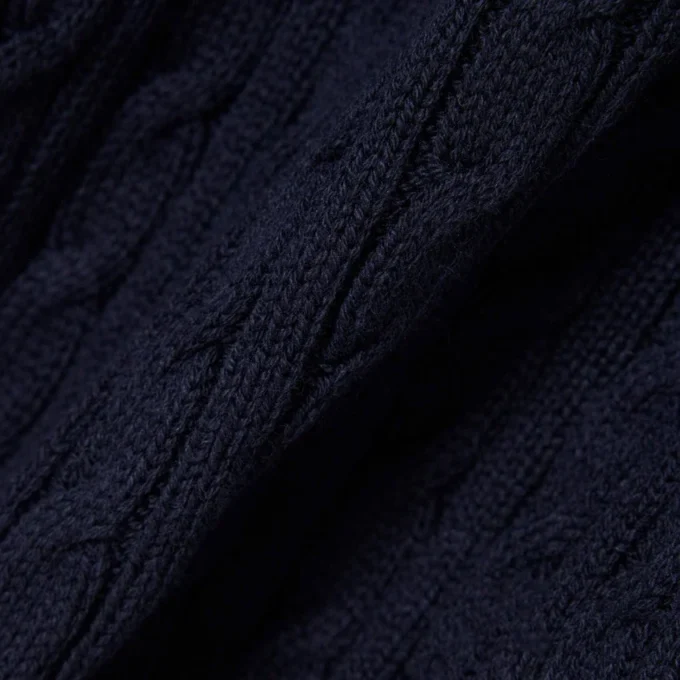 Gestreifter Pullover mit Zopfmuster und Poloshirt-Kragen Gestreifter Pullover mit Zopfmuster und Poloshirt-Kragen