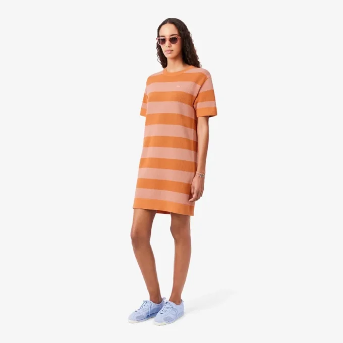 Gestreiftes T-Shirt-Kleid aus Mesh-Strick Gestreiftes T-Shirt-Kleid aus Mesh-Strick