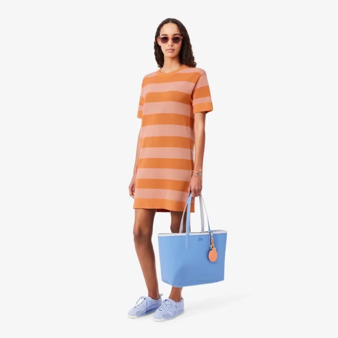 Gestreiftes T-Shirt-Kleid aus Mesh-Strick Gestreiftes T-Shirt-Kleid aus Mesh-Strick