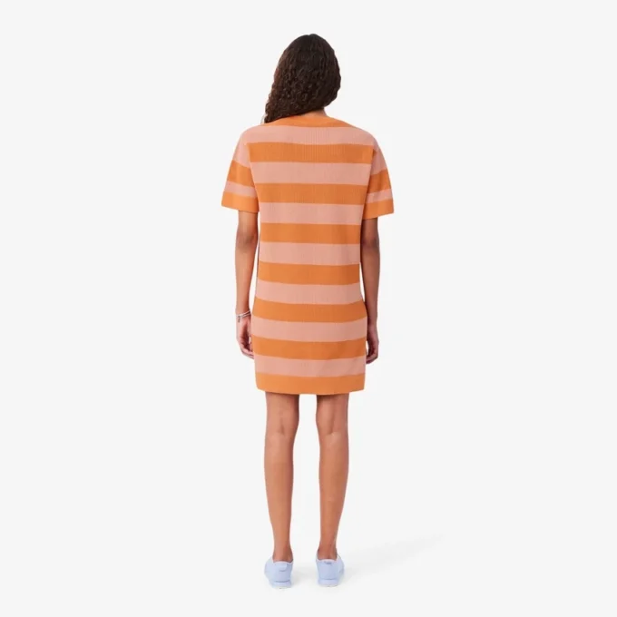 Gestreiftes T-Shirt-Kleid aus Mesh-Strick Gestreiftes T-Shirt-Kleid aus Mesh-Strick