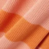 Gestreiftes T-Shirt-Kleid aus Mesh-Strick Gestreiftes T-Shirt-Kleid aus Mesh-Strick