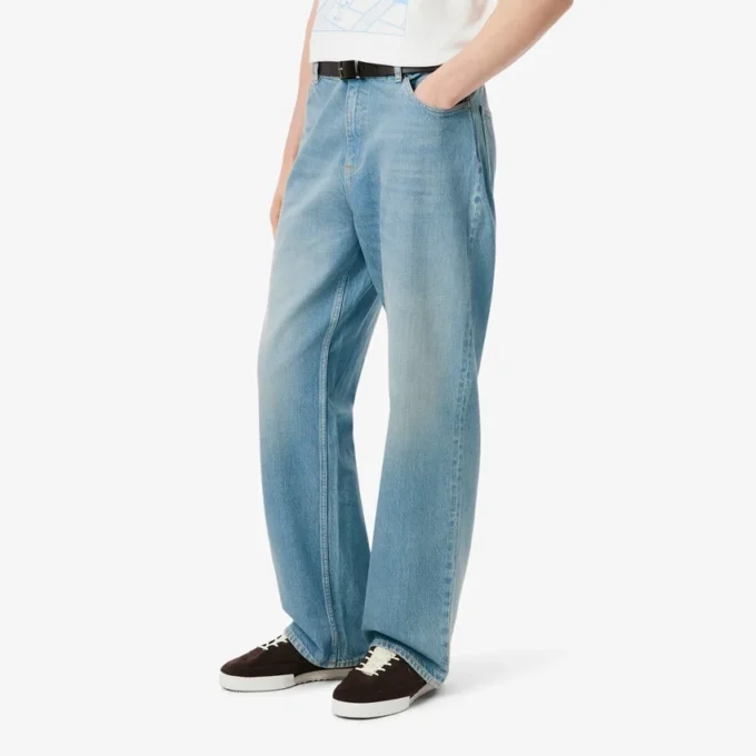 Herren-Jeans aus Denim mit 5 Taschen und lockerer Passform Herren-Jeans aus Denim mit 5 Taschen und lockerer Passform