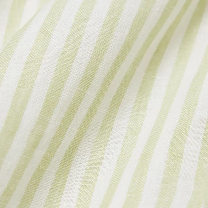 Herren-Leinenhemd mit geriffeltem Schnitt Herren-Leinenhemd mit geriffeltem Schnitt
