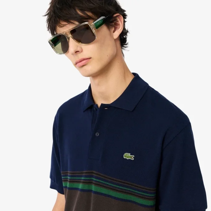 Herren-Poloshirt mit Streifen in klassischer Passform, hergestellt in Frankreich Herren-Poloshirt mit Streifen in klassischer Passform, hergestellt in Frankreich