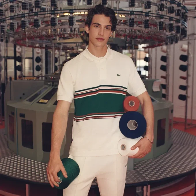 Herren-Poloshirt mit Streifen in klassischer Passform, hergestellt in Frankreich Herren-Poloshirt mit Streifen in klassischer Passform, hergestellt in Frankreich