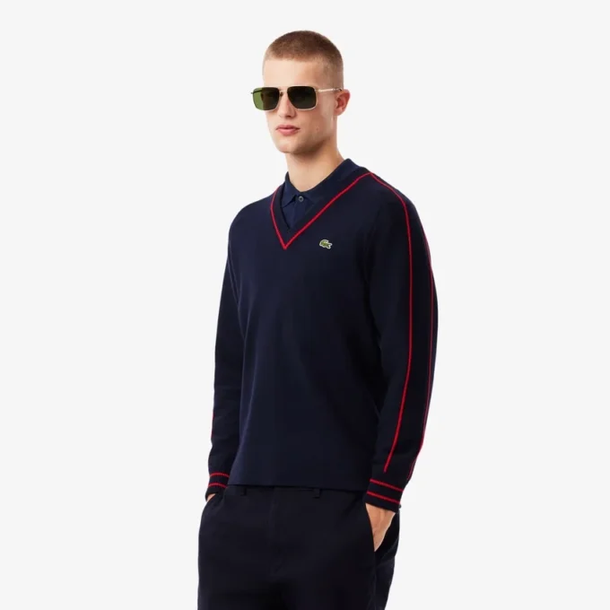 Herren-Pullover mit V-Ausschnitt und Streifenmuster aus der Archive Edition Herren-Pullover mit V-Ausschnitt und Streifenmuster aus der Archive Edition