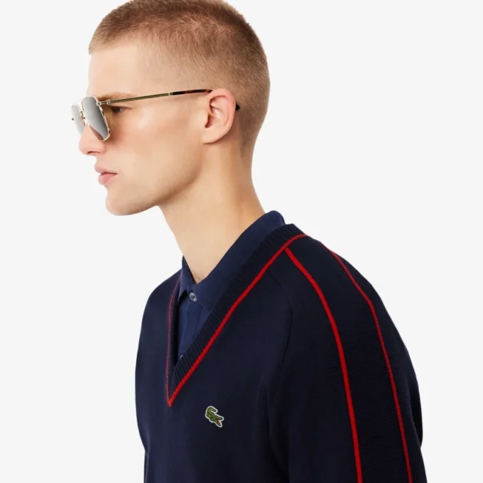 Herren-Pullover mit V-Ausschnitt und Streifenmuster aus der Archive Edition Herren-Pullover mit V-Ausschnitt und Streifenmuster aus der Archive Edition