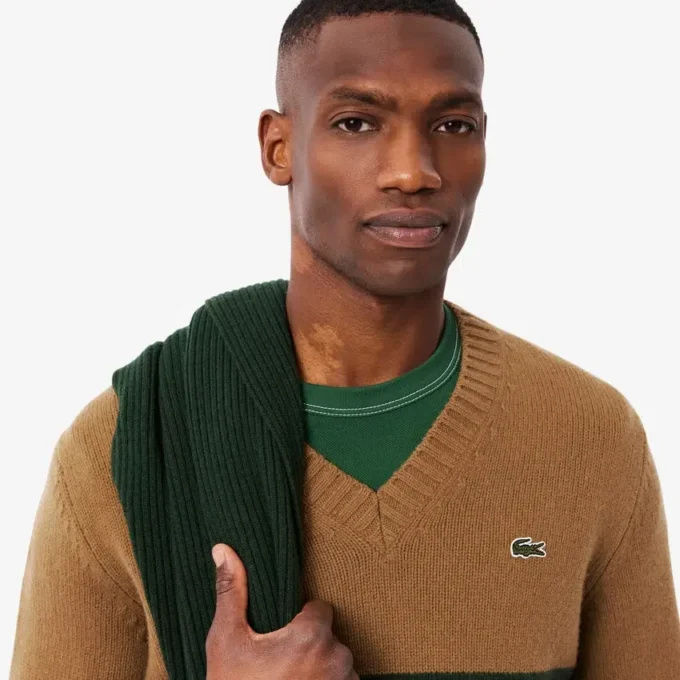 Herren-Strickpullover aus Wolle mit V-Ausschnitt Herren-Strickpullover aus Wolle mit V-Ausschnitt