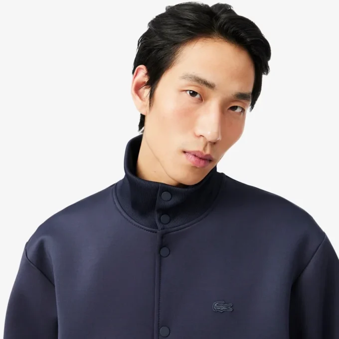 Jacke mit hohem Kragen und Stickerei Jacke mit hohem Kragen und Stickerei