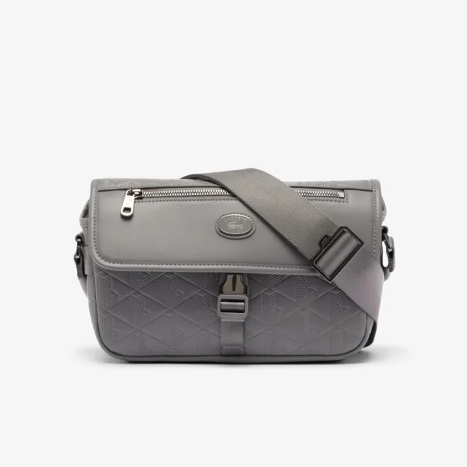Kleine Leder-Umhängetasche mit Monogramm und Klappe Kleine Leder-Umhängetasche mit Monogramm und Klappe