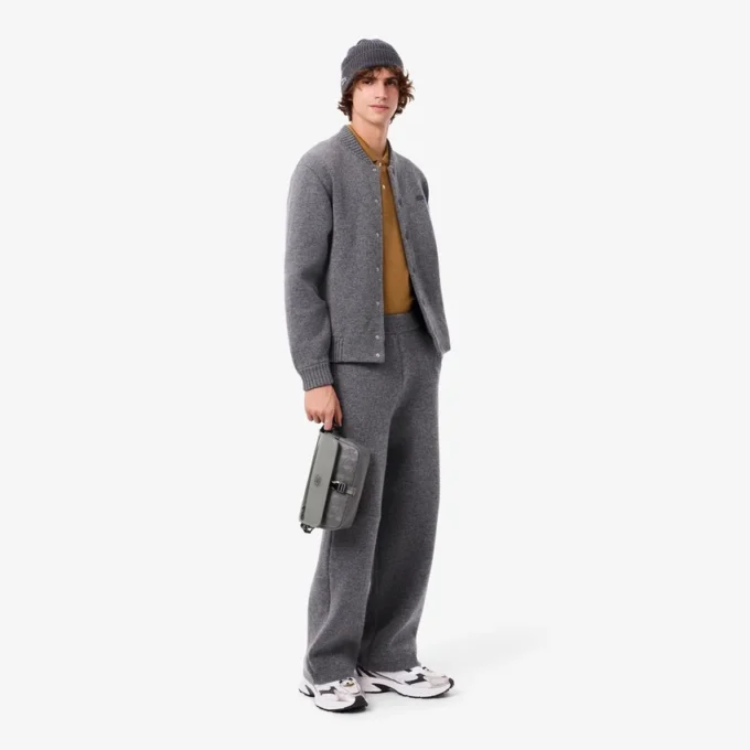 Kleine Leder-Umhängetasche mit Monogramm und Klappe Kleine Leder-Umhängetasche mit Monogramm und Klappe