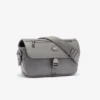 Kleine Leder-Umhängetasche mit Monogramm und Klappe Kleine Leder-Umhängetasche mit Monogramm und Klappe