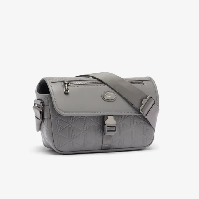 Kleine Leder-Umhängetasche mit Monogramm und Klappe Kleine Leder-Umhängetasche mit Monogramm und Klappe