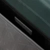 Kleine Leder-Umhängetasche mit Monogramm und Klappe Kleine Leder-Umhängetasche mit Monogramm und Klappe