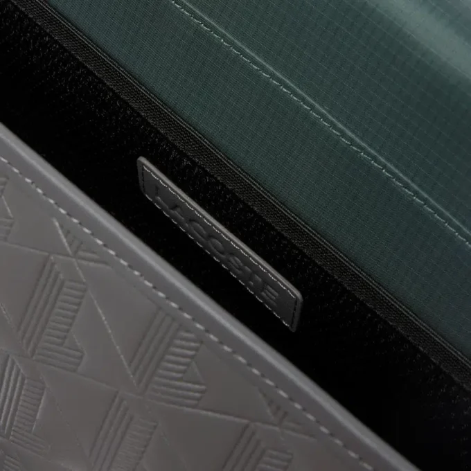 Kleine Leder-Umhängetasche mit Monogramm und Klappe Kleine Leder-Umhängetasche mit Monogramm und Klappe