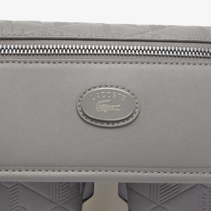 Kleine Leder-Umhängetasche mit Monogramm und Klappe Kleine Leder-Umhängetasche mit Monogramm und Klappe