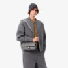 Kleine Leder-Umhängetasche mit Monogramm und Klappe Kleine Leder-Umhängetasche mit Monogramm und Klappe