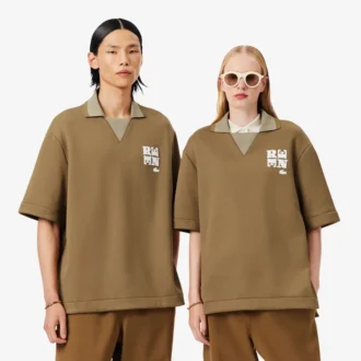Oversized-Satin-Poloshirt mit Runway-Badge-Akzent