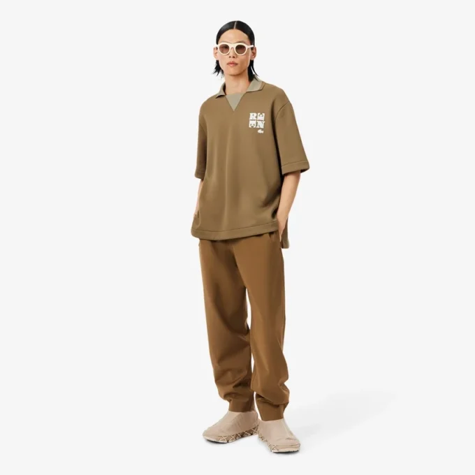 Oversized-Satin-Poloshirt mit Runway-Badge-Akzent