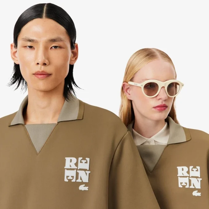 Oversized-Satin-Poloshirt mit Runway-Badge-Akzent