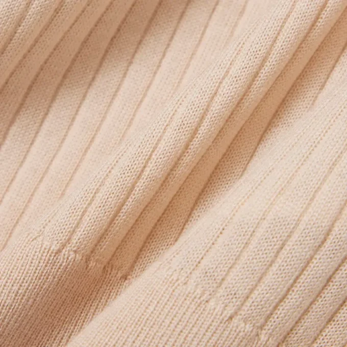 Pullover aus Merinowolle mit 3D-Rippenstrick und Poloshirt-Kragen Pullover aus Merinowolle mit 3D-Rippenstrick und Poloshirt-Kragen