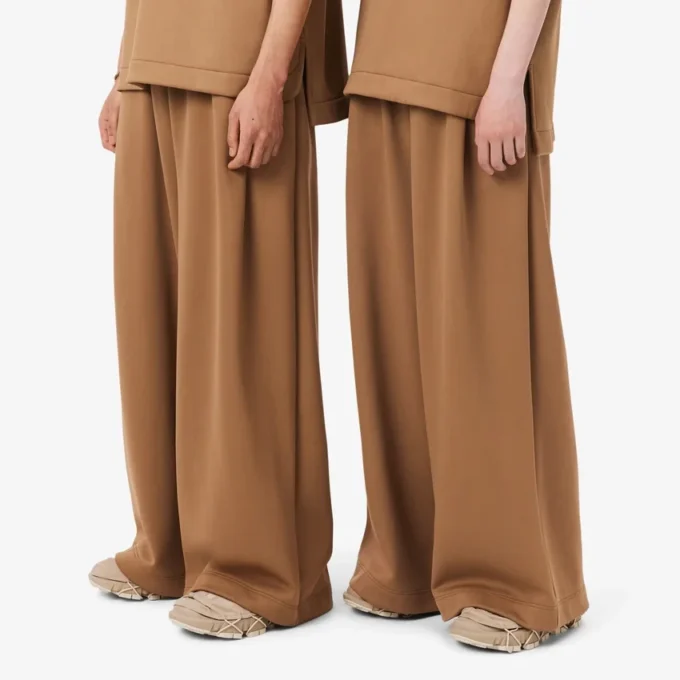 Runway-Jogginghose aus plissiertem Satin