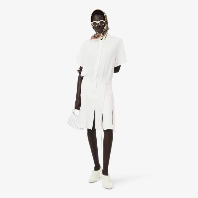 Runway-Poloshirt-Kleid mit Plissee und Stickerei Runway-Poloshirt-Kleid mit Plissee und Stickerei