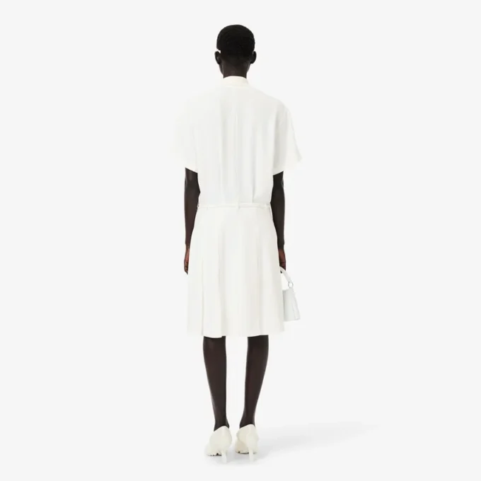 Runway-Poloshirt-Kleid mit Plissee und Stickerei Runway-Poloshirt-Kleid mit Plissee und Stickerei
