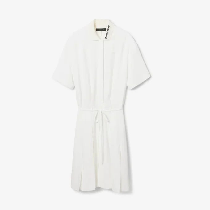 Runway-Poloshirt-Kleid mit Plissee und Stickerei Runway-Poloshirt-Kleid mit Plissee und Stickerei