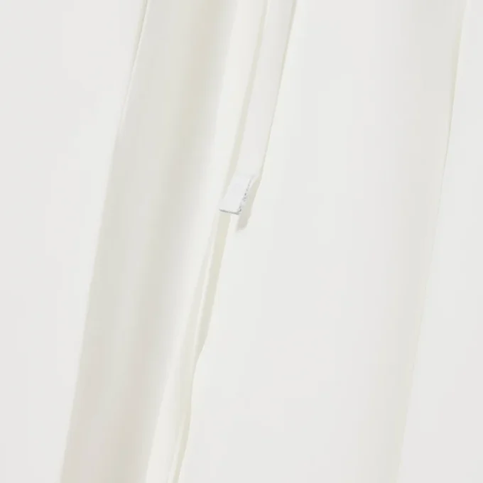 Runway-Poloshirt-Kleid mit Plissee und Stickerei Runway-Poloshirt-Kleid mit Plissee und Stickerei
