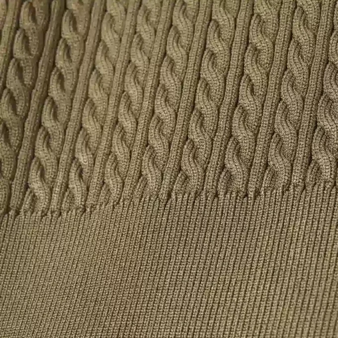 Runway-Pullover mit Zopfmuster und Poloshirt-Kragen Runway-Pullover mit Zopfmuster und Poloshirt-Kragen