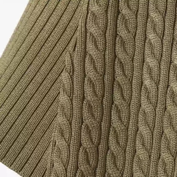 Runway-Pullover mit Zopfmuster und Poloshirt-Kragen Runway-Pullover mit Zopfmuster und Poloshirt-Kragen